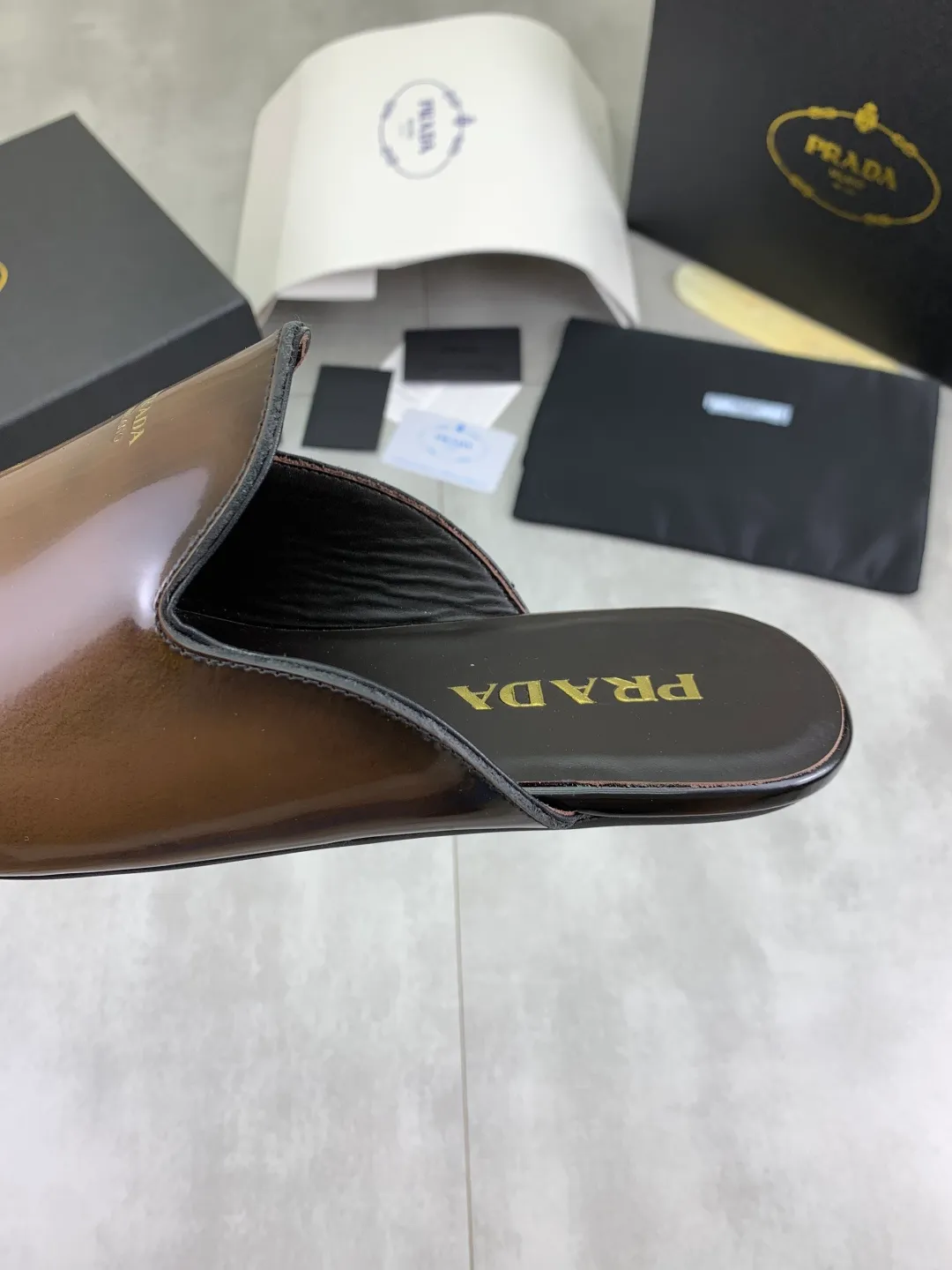 Men's shoes 💰P600 new style 💰 💎💎💎 water dyed cowhide original quality PRADA —🆘.Prada Original order purchase, high-end business leather shoes, fabric: Made of Italian imported calfskin with color-brushed edges➕water-dyed cow lining/cowhide lining➕Specially available original outsole, fine workmanship, real product^_^photographed🎬size: 39-44 (38 45 custom-made)
